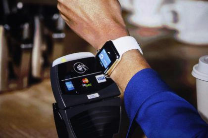 Apple Pay tekee myös Apple Watchista maksuvälineen.