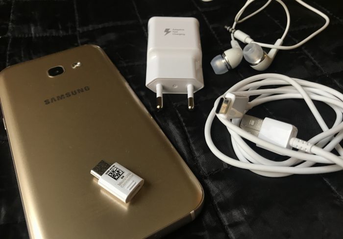 Samsung toimittaa Galaxy A5:n mukana myös USB-C-Micro-USB-sovittime laturin, kaapelin ja kuulokkeiden lisäksi.