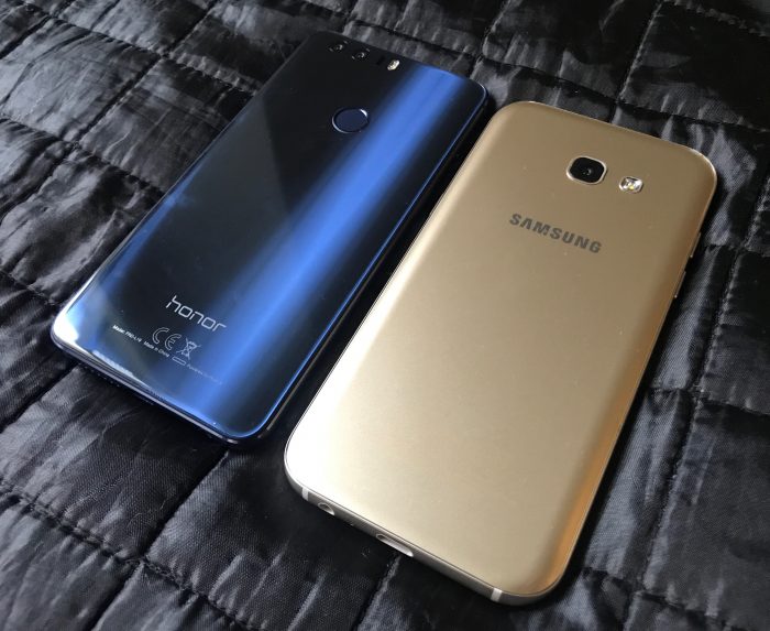 Honor 8 heijastaa valoa, Galaxy A5 ei niinkään.