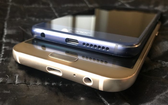 Molempien puhelinten pohjasta löytyy moderni USB-C-liitäntä. Mukana yhä myös 3,5 millimetrin kuulokeliitäntä.