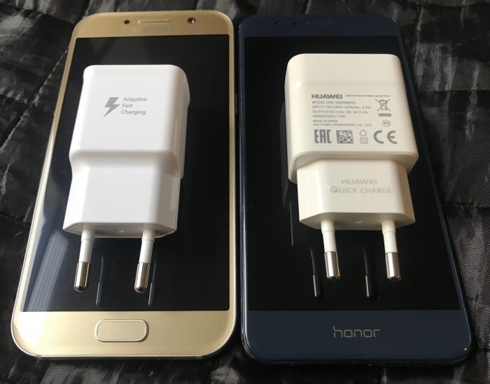 Sekä Galaxy A5:n että Honor 8:n mukana toimitetaan valmistajan oma pikalaturi.