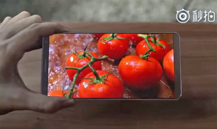 Samsung Displayn videolla esiteltiin älypuhelinta pienillä ylä- ja alanäyttöreunuksilla.