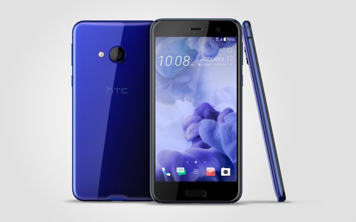HTC U Play sinisenä.