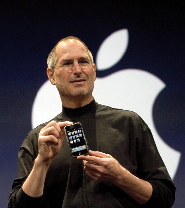 Applen perustaja Steve Jobs esittelemässä ensimmäistä iPhonea.