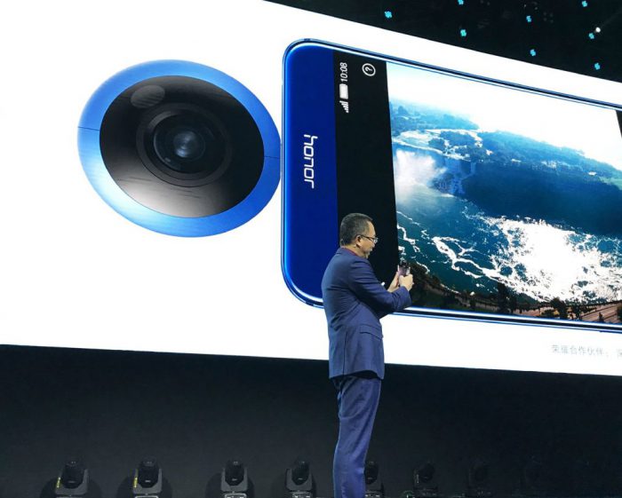 Honor-johtaja Ming Zhao esitteli Honor VR -kameraa Kiinassa.