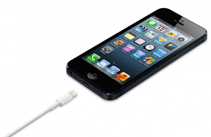 iPhone 5 esitteli Lightning-liitännän.
