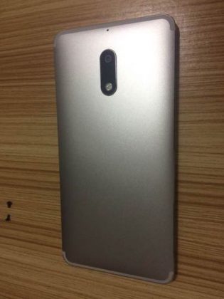 Nokia 6 hopeisena ilman Nokia-logoa kiinalaiskuvassa.