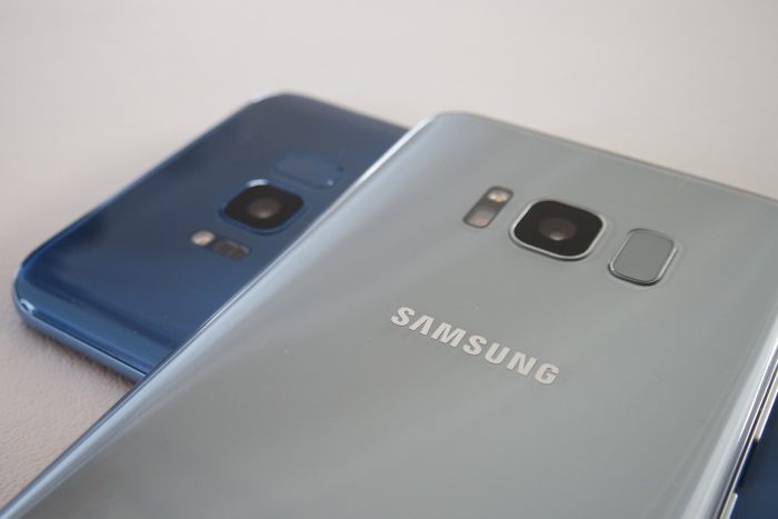 Galaxy S8 -puhelimissa sormenjälkitunnistin on takana kameran vieressä.