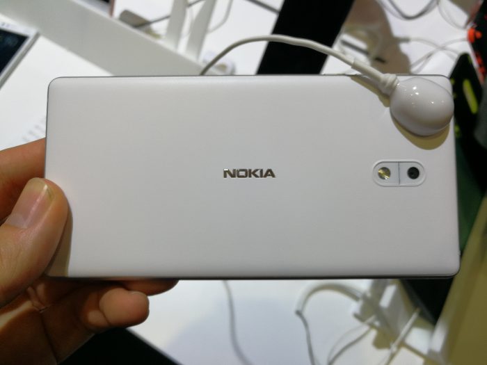 Nokia 3:n takapinta on polykarbonaattia, mutta runko ja sivut alumiinia. Myös edullisimman Nokia-älypuhelimen laatutuntuma on hyvä.