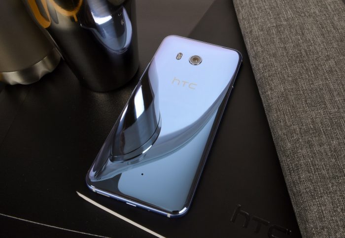 HTC U11 on takaakin lasia.
