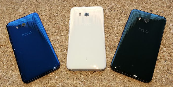 HTC U11:n sininen, valkoinen ja musta värivaihtoehto. Kuvasta puuttuvat hopea Amazing Silver sekä punainen.