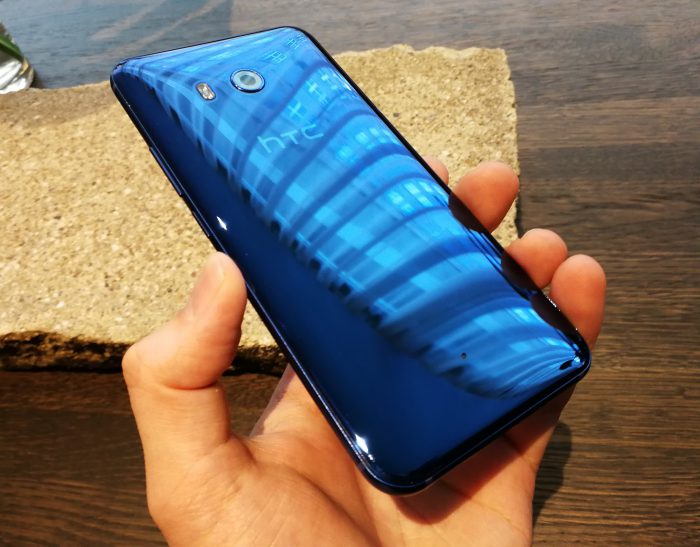 HTC U11:n yksi värivaihtoehto on näyttävä Sapphire Blue.