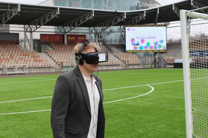 Aki Riihilahti kokeili VR-laseja.