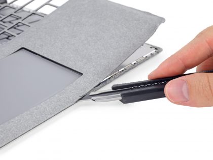 Surface Laptopin alcantara-pinta täytyy leikata auki.