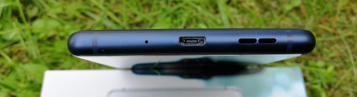 Pohjasta Nokia 3:sta löytyy vanha tuttu Micro-USB-liitäntä, ei siis uutta USB-C-tyyppiä.