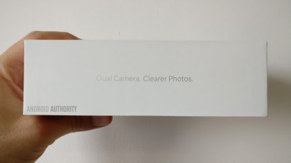 OnePlus 5:n myyntipakkaus vahvisti jo aiemmin kaksoiskameran. Android Authorityn julkaisema kuva.