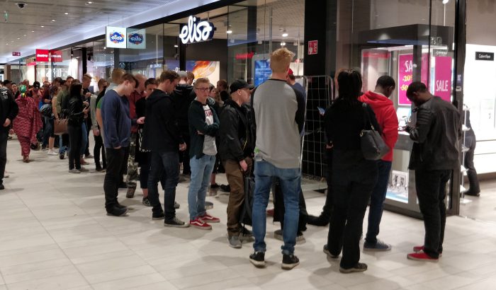 OnePlus 5 -jono oli pitkä myös Oulun Valkeassa.