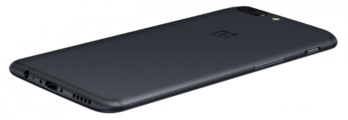 OnePlus on 7,25 millimetriä paksu. Kamera ulkonee muusta laitteesta vain hieman.