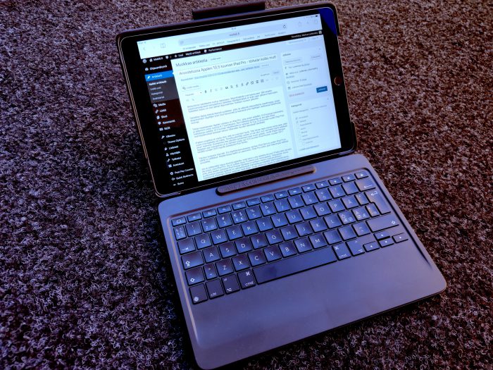 Logitech Slim Combo on näppäimistö uudelle 10,5 tuuman iPad Prolle.
