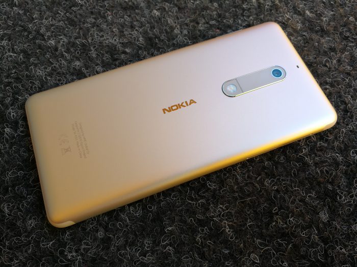 Nokia 5:n saumaton alumiinirakenne tuntuu laadukkaalta.