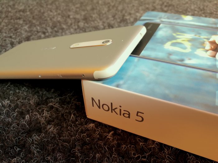 Nokia 5:n antennijuovat ovat poikkeuksellisen paksut, mutta todellisuudessa varsin huomaamattomat puhelimen päädyissä.