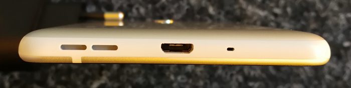 Pohjasta löytyy myös Nokia 5:ssä Micro-USB-liitäntä. 3,5 millimetrin kuulokeliitäntä löytyy puhelimen yläpäästä.