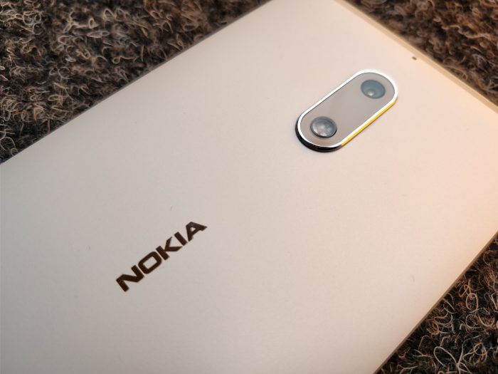 Nokia 6:n kamera on vaatimattoman näköinen, mutta megapikseleitä on tarjolla 16.