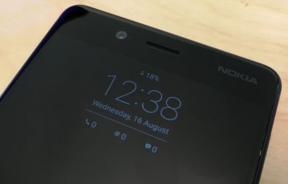 Nokia 8:sta löytyy kätevä Glance-näyttö, joka esittää valmiustilassa näytöllä muutamia perustietoja.