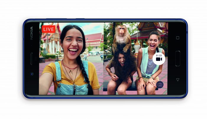 Nokia 8:n kamerasovellus tukee myös live-videolähetyksiä Facebookiin ja YouTubeen. Myös tässä tapauksessa voi käyttää yhtäaikaisesti taka- ja etukameraa.
