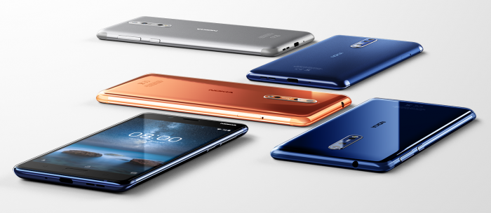 Nokia 8 eri väreinä. Aluksi Suomessa myyntiin ovat tulossa taaempana kuvassa näkyvät mattapintaiset värivaihtoehdot.