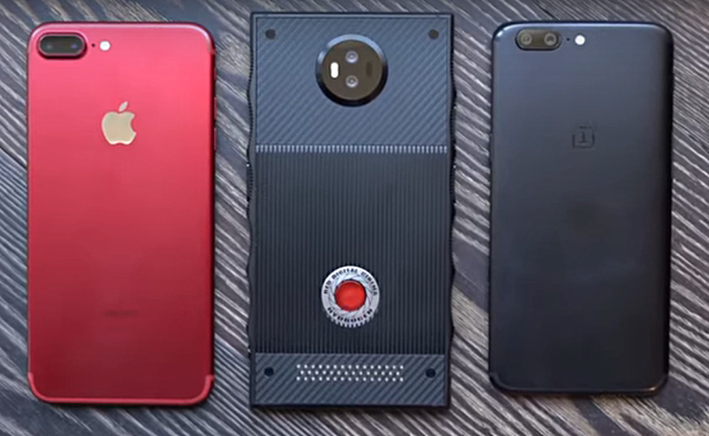 RED-puhelin on varsin kookas tapaus, sillä rinnalla näkyvät Apple iPhone 7 Plus ja OnePlus 5 ovat jo myös suurikokoisia.