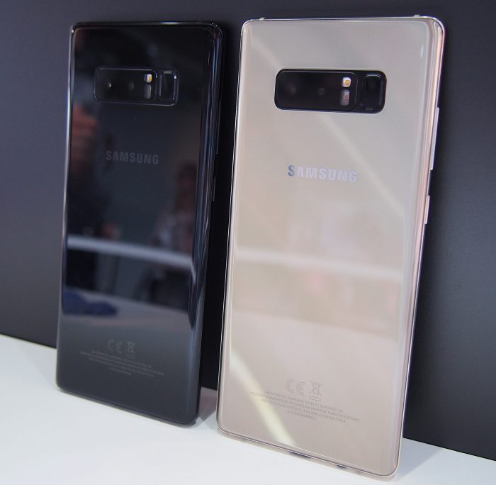 Galaxy Note8:sta on olemassa toistaiseksi neljä väriä, joista pääosassa Suomen myynnissä ovat musta ja kultainen. Orchid Gray -väriä ei tule toistaiseksi lainkaan Eurooppaan ja Deepsea Bluen saatavuus tulee olemaan rajattua.