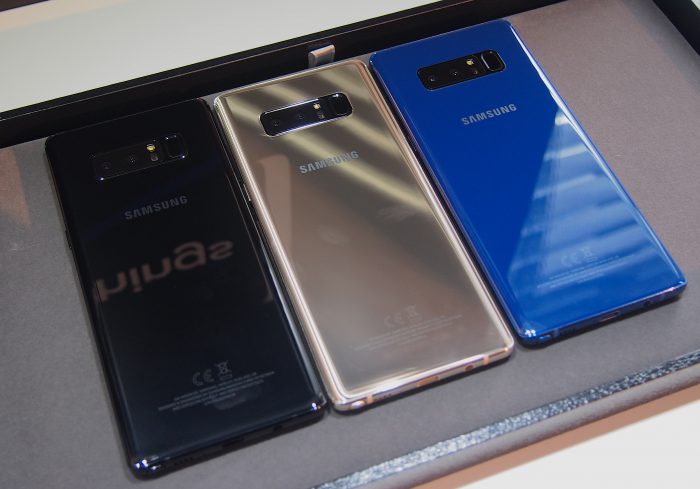 Galaxy Note8:sta on olemassa toistaiseksi neljä väriä, joista pääosassa Suomen myynnissä ovat musta ja kultainen. Orchid Gray -väriä ei tule toistaiseksi lainkaan Eurooppaan ja Deepsea Bluen saatavuus tulee olemaan rajattua.