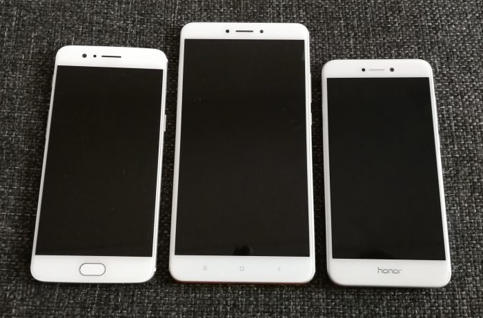 Parhaiten Mi Max 2:n koko käy ilmi rinnakkain vertaillen. Keskellä Mi Max 2, jossa 6,44 tuuman näyttö, vasemmalla 5,5 tuuman näytöllinen OnePlus 5 ja oikealla Honor 8 Lite 5,2 tuuman näytöllä.