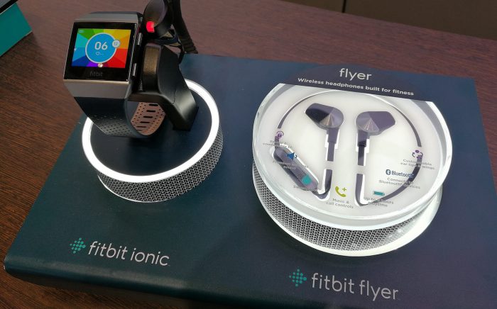 Ionicin rinnalla Fitbit julkisti myös omat Flyer-Bluetooth-kuulokkeensa.