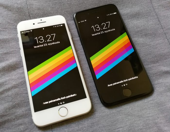 Vasemmalla uusi iPhone 8, oikealla viime vuoden iPhone 7. Etupuolella ei muutoksia ole tapahtunut.