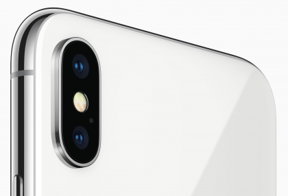 iPhone X:n molemmissa takakameroissa on optinen kuvanvakain.