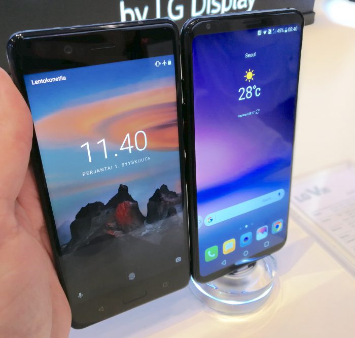 V30:ssa on selvästi suurempi näyttö, vaikka itse puhelin on samankokoinen Nokia 8:n kanssa.