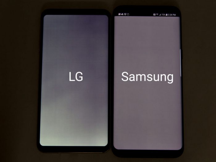LG V30:n näyttö ei pärjää rinnakkain vertailussa Samsung Galaxy S8:lle. Kuva: Ars Technica / Ron Amadeo.