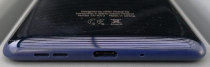 Pohjasta Nokia 8:sta löytyvät kaiuttimen ja mikrofonin aukot sekä tietenkin USB-C-liitäntä.
