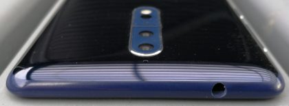 Nokia 8:n yläpäässä on 3,5 millimetrin kuulokeliitäntä.