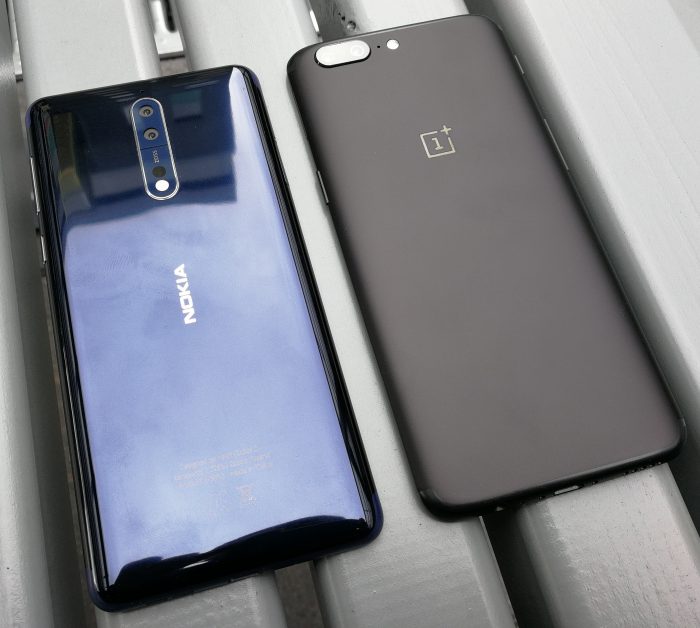 Nokia 8 vs. yksi kovimmista kilpailijoista, OnePlus 5. Molemmat ovat alumiinikuorisia, vaikka kiiltäväpintainen Nokia 8 näyttää jopa lasiselta.