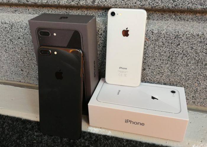 Tähtiharmaa iPhone 8 Plus ja hopea iPhone 8.