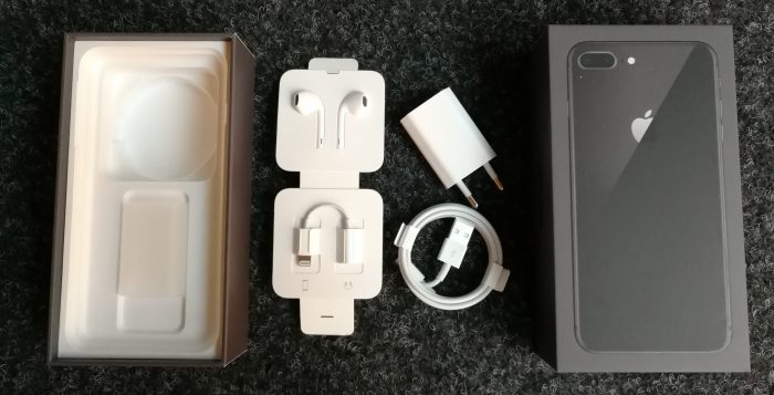 iPhone 8 ja iPhone 8 Plussan mukana toimitetaan edelleen 5 watin laturi, USB-Lightning-kaapeli, EarPods-kuulokkeet sekä Lightning-3,5 mm -adapteri.