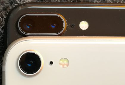 Pääkamera on sekä iPhone 8:ssa että iPhone 8 Plussassa samanlainen. iPhone 8 Plus lisää mukaan toisen telelinssillisen 12 megapikselin kameran voimin 2x optisen zoomin.