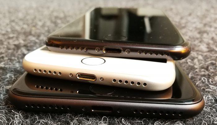 Pohjassa ei ole eroja iPhone 7:ssä ja iPhone 8 -puhelimissa. 3,5 millimetrin kuulokeliitäntä putosi pois jo viime vuonna.