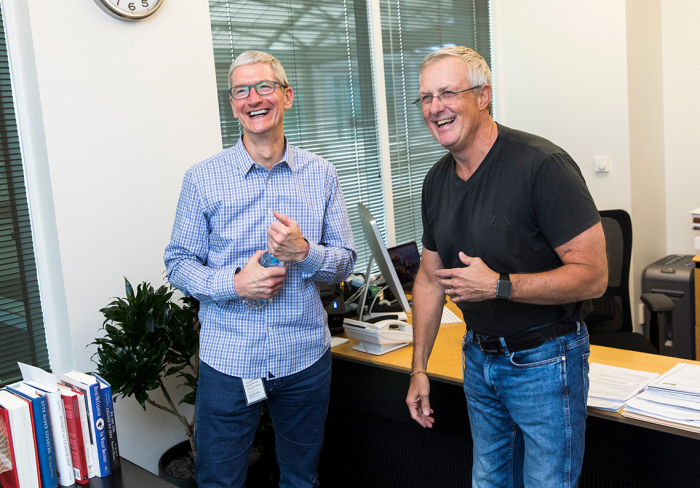 Applen toimitusjohtaja Tim Cook ja eläköityvä lakiasiainjohtaja Bruce Sewell.