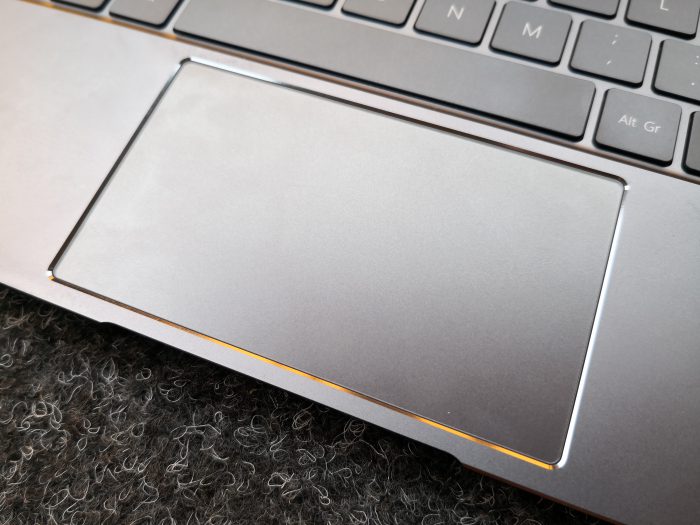 MateBook X:n kosketuslevy on laitteen kokoon nähden riittävän suuri, mutta käytettävyydeltään muuten huono.