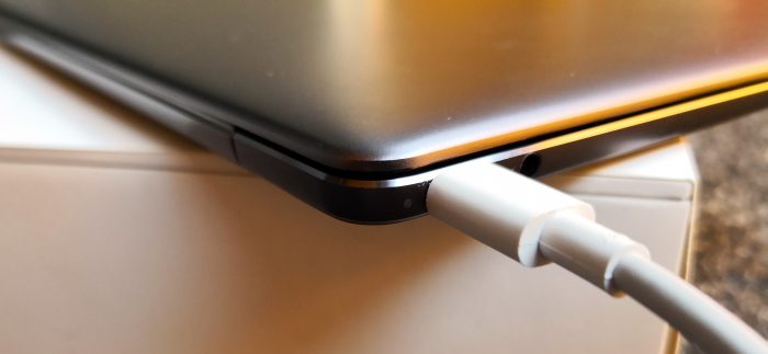 MateBook X:n lataaminen onnistuu ainoastaan vasemmalta löytyvän USB-C-portin kautta.