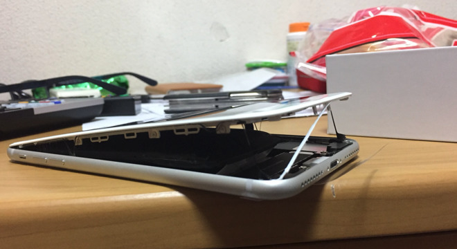 iPhone 8 Plussan paisuneet akut ovat ponnauttaneet puhelimen rakenteen auki.